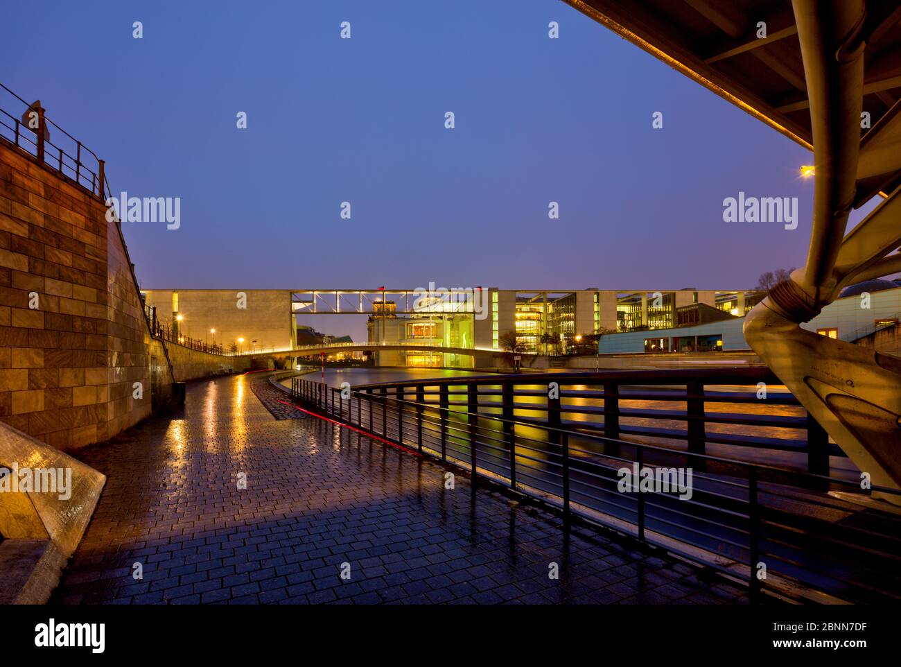 Vista sullo Sprea, Marie-Elisabeth-Lüders-Haus, pioggia, riflessione, illuminato, Bundestag, quartiere governativo, Berlino, Germania Foto Stock
