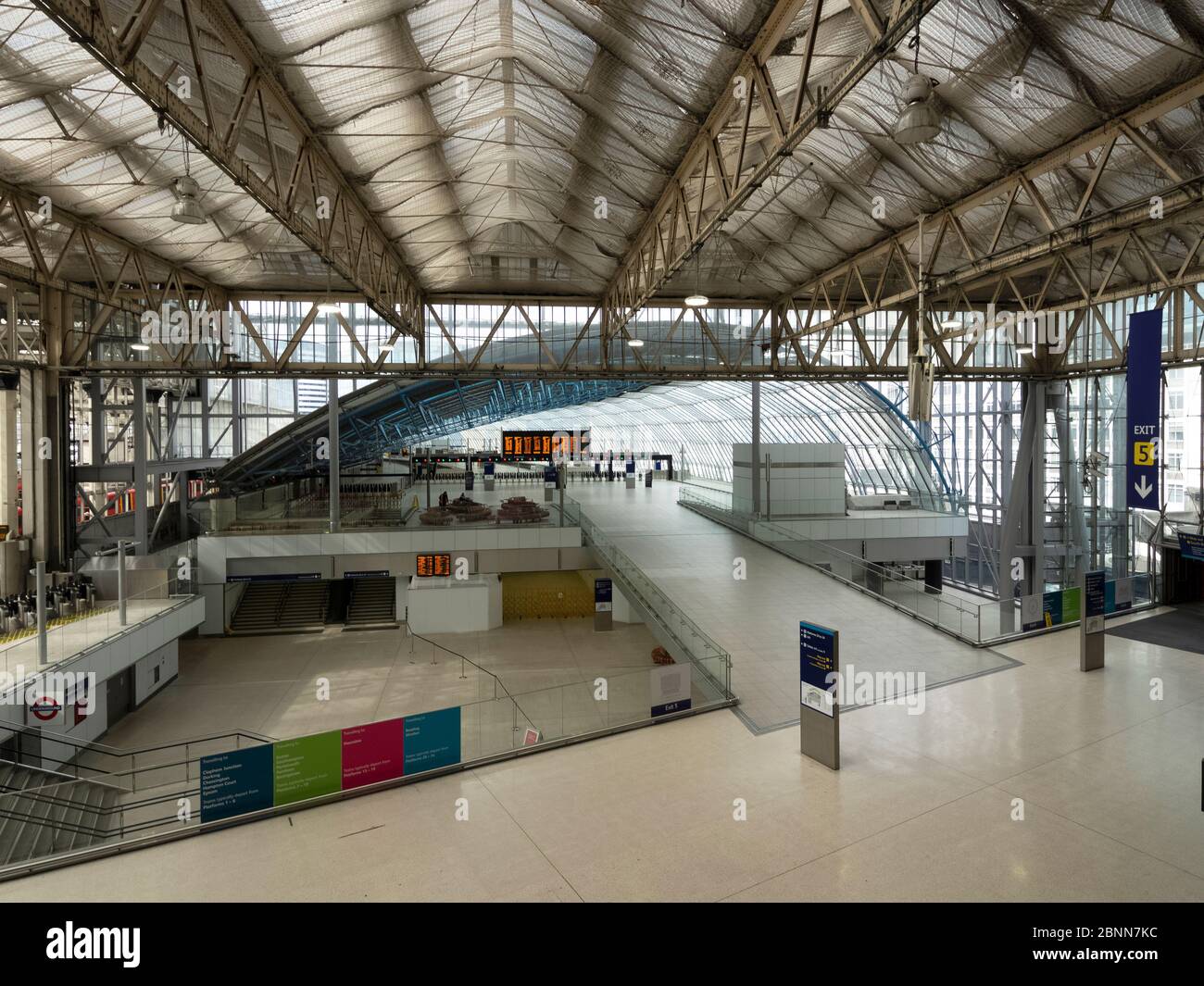 Londra. REGNO UNITO. 13 maggio 2020 alle 9:30. Angolo di visione estremamente ampio della stazione di Waterloo vuota durante il Lockdown. Foto Stock