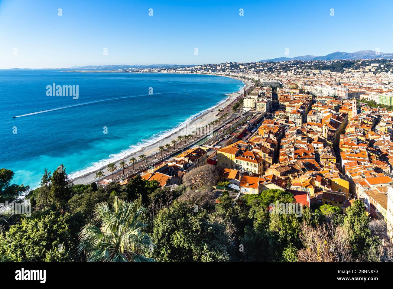 Ampio panorama di Nizza, la più grande città della Costa Azzurra e una popolare destinazione turistica, la Francia Foto Stock