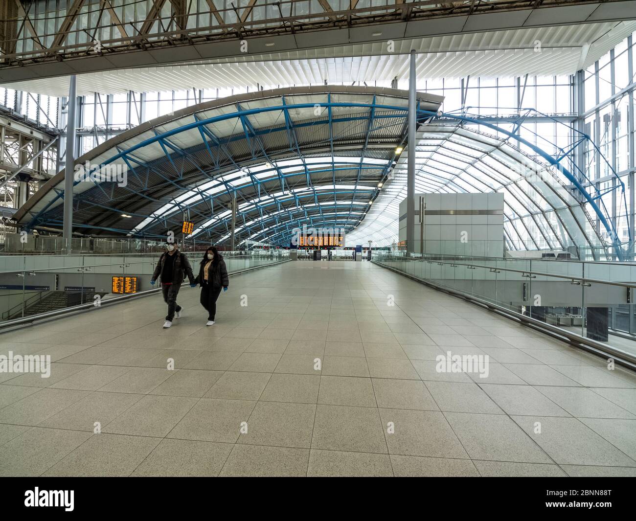 Londra. REGNO UNITO. 13 maggio 2020 alle 9:50. Ampio angolo di visione della stazione di Waterloo durante il Lockdown Foto Stock