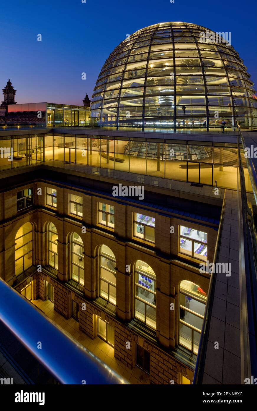 Edificio del Reichstag, cupola, terrazza, ora blu, crepuscolo, Bundestag, quartiere governativo, Berlino, Germania Foto Stock