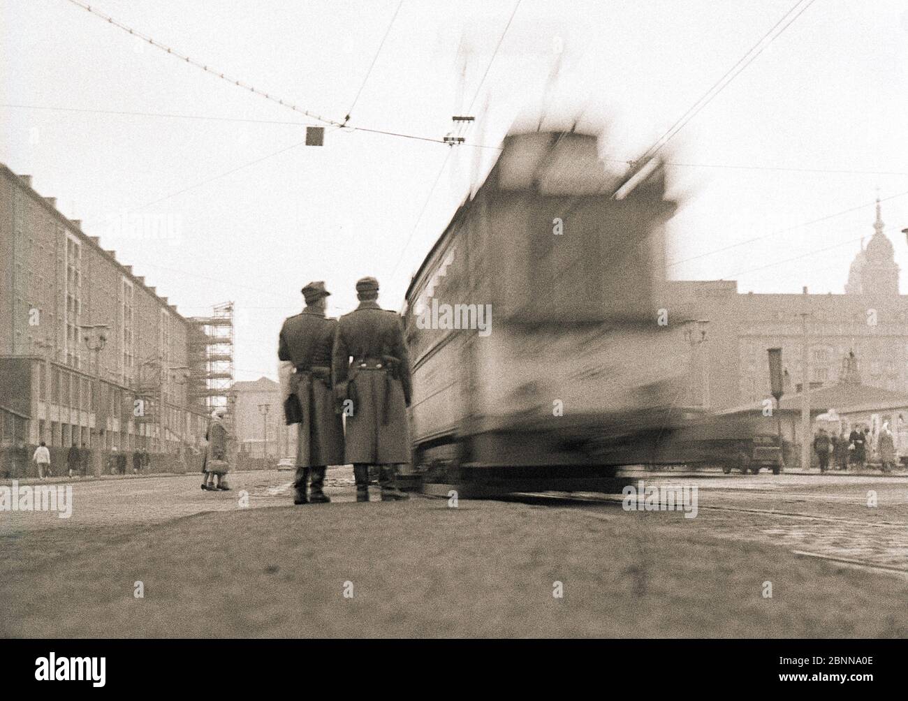Due poliziotti osservano il traffico mattutino su Prager Strasse a Dresda Foto Stock