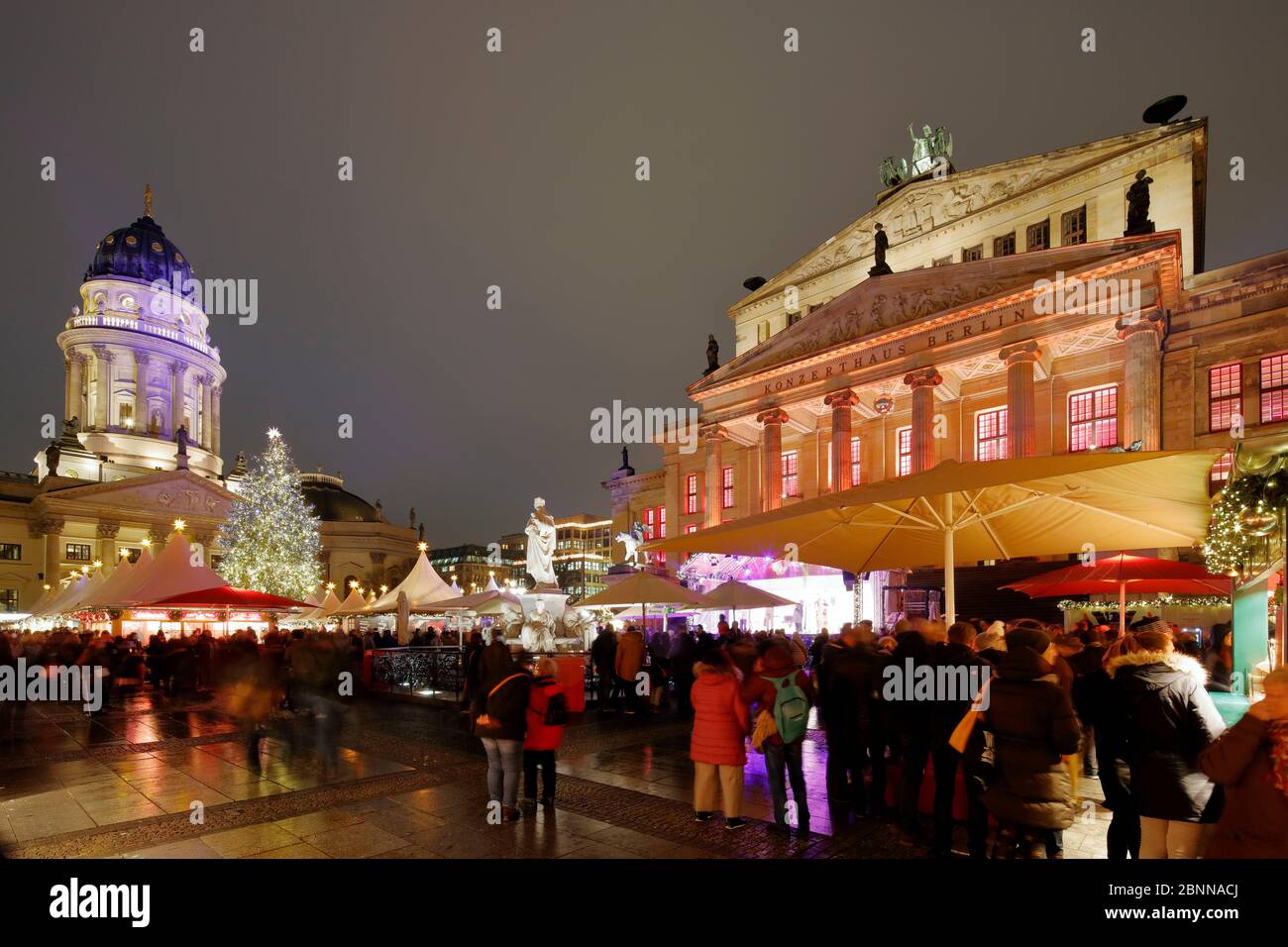 Mercatino di Natale, Gendarmenmarkt, Cattedrale francese, sala concerti, ora blu, Berlino, Germania Foto Stock
