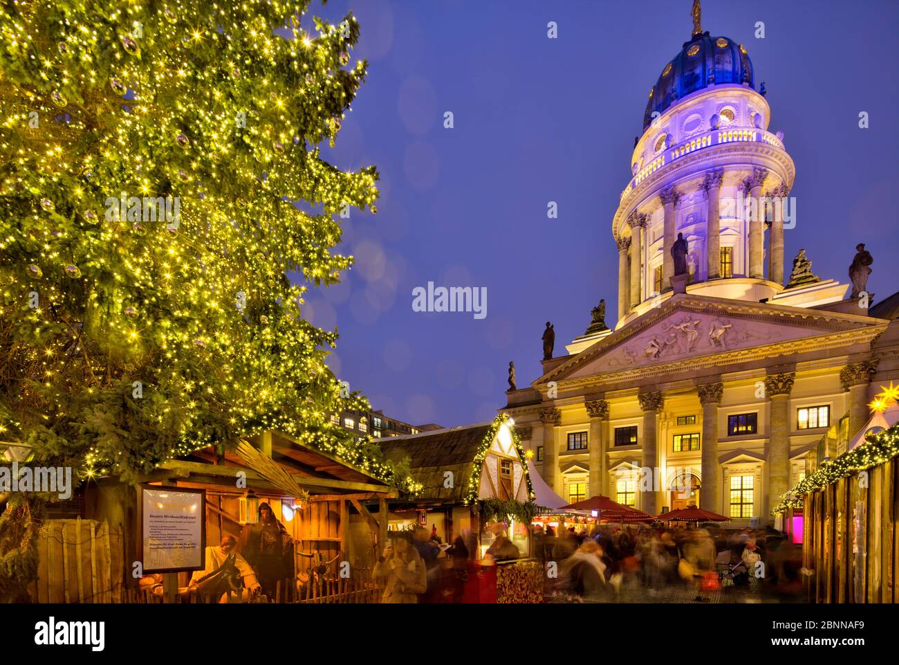 Mercatino di Natale, Gendarmenmarkt, Cattedrale francese, ora blu, Berlino, Germania Foto Stock