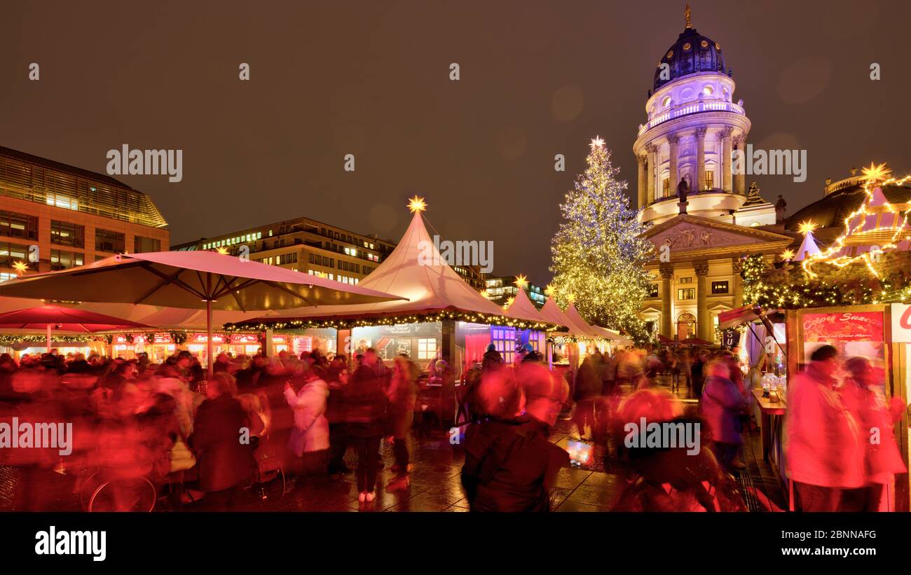Mercatino di Natale, Gendarmenmarkt, Cattedrale francese, ora blu, Berlino, Germania Foto Stock