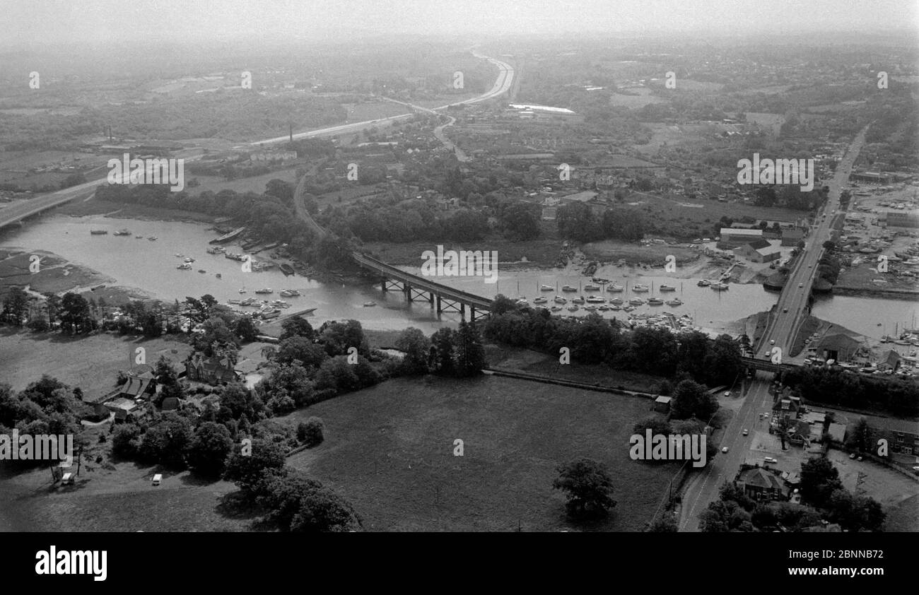 AJAXNETPHOTO. 1979. BURSLEDON, INGHILTERRA. - YACHTING MECCA - VEDUTA AEREA DEL FAMOSO FIUME HABBLE GUARDANDO A EST VERSO SWANWICK (CENTRO) E WHITELY (IN ALTO A SINISTRA) CON L'AUTOSTRADA M27 CHE SERPEGGIANTE A EST IN ALTO A SINISTRA, FERROVIA VIADUCT RIVR CHE ATTRAVERSA IL CENTRO E A27 STRADA A DESTRA. PRIMO PIANO È LA FERROVIA BURSLEDON FIUME CHE ATTRAVERSA VIADUCT CON A27 ROAD BRIDGE CENTER RIGHT.PHOTO:JONATHAN EASTLAND/AJAX REF:1979 13065 Foto Stock