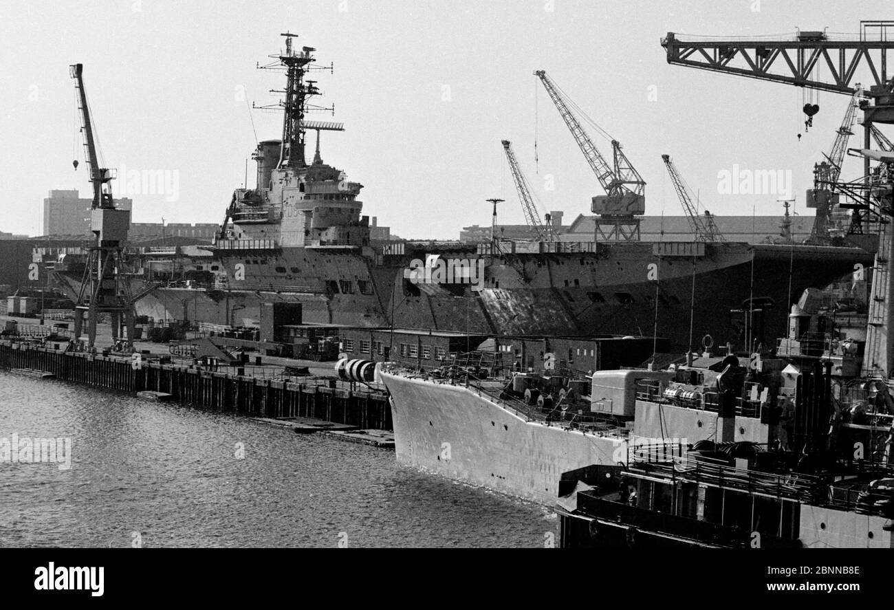 AJAXNETPHOTO. MAGGIO 1982. PORTSMOUTH, ENLAND. - LILED UP - LA CLASSE CENTAUR PORTATORE DI COMMANDO HMS BULWARK RO8 ORMEGGIATO NELLA BASE NAVALE. FOTO:JONATHAN EASTLAND/AJAX. REF:1982 4039 Foto Stock