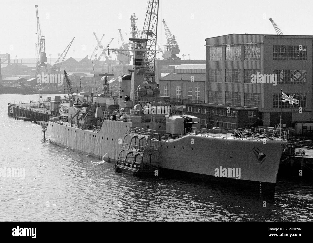 AJAXNTPHOTO. MAGGIO 1982. PORTSMOUTH; INGHILTERRA. - FREGATA WHITBY CLASS - LA PRIMA DELLA ROYAL NAVY DI TIPO 12 WHITBY CLASSE E PIÙ LUNGO SERVING FREGATA HMS TORQUAY OTTENERE UN RIVERNICIAMENTO SCAFO MENTRE ACCANTO ALLA BASE NAVALE. IL DESIGN DELLO SCAFO SHIP HAD TIPO V MIGLIORA LE PRESTAZIONI IN CONDIZIONI ATMOSFERICHE GRAVOSE. PHOTO:JONATHAN EASTLAND/AJAX REF:8043 Foto Stock