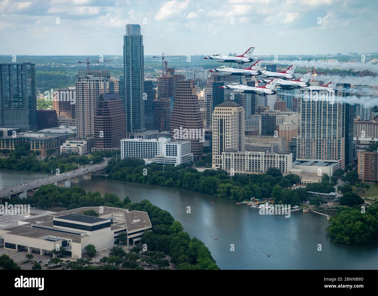 Lo Squadrone di dimostrazione dell'aria dell'aeronautica degli Stati Uniti, i Thunderbirds volano in formazione sopra il centro di Austin, durante il flyover forte dell'America 13 maggio 2020 ad Austin, Texas. America strong è un saluto della Marina e dell'Aeronautica militare per riconoscere gli operatori sanitari, i soccorritori e altri membri del personale essenziale in un'esposizione di solidarietà nazionale durante la pandemia di COVID-19. Foto Stock