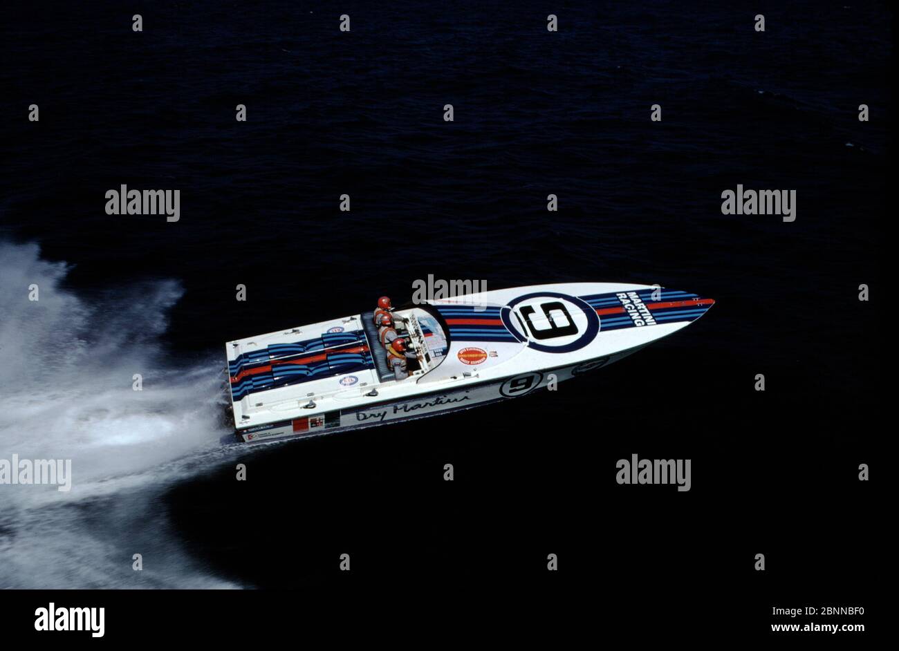 AJAXNETPHOTO. AGOSTO 1973. SOLENT, INGHILTERRA, - BARCA DA CORSA - DON ARONOW HA PROGETTATO LA SECCA MARTINI A MOTORE GUIDATO DALL'ITALIANO CARLO BONOMI CHE GAREGGIA NEL CLASSICO QUOTIDIANO OFFSHORE EXPRESS & EMBASSY COWES TORQUAY COWES CLASSIC. PHOTO:JONATHAN EASTLAND/AJAX REF:906033 008 Foto Stock