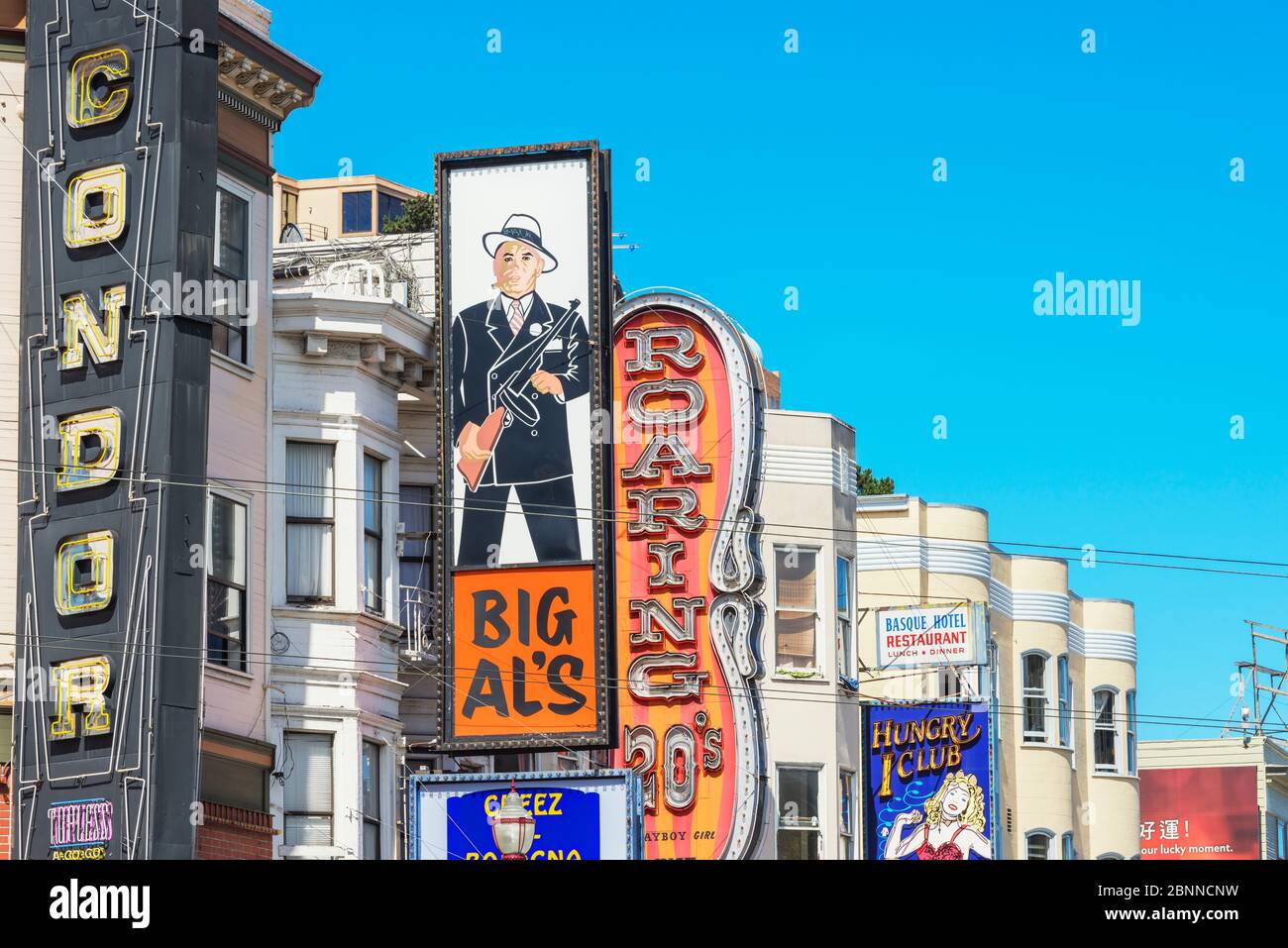 Cartelli per club sugli edifici nel quartiere di North Beach, San Francisco, California, USA Foto Stock