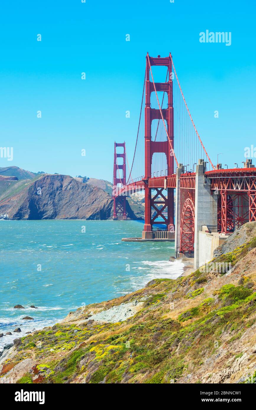 Vista del Golden Gate Bridge dalla spiaggia di Bakery, San Francisco, California, USA Foto Stock