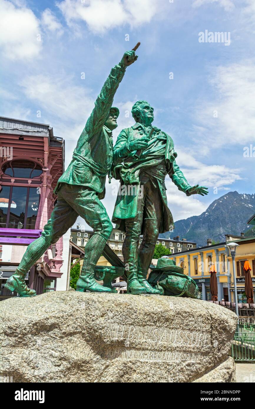 Francia, Chamonix, Statua (1887) della guida Jacques Balmat che indica il Monte Bianco a Horace-Bénédict de Saussure Foto Stock