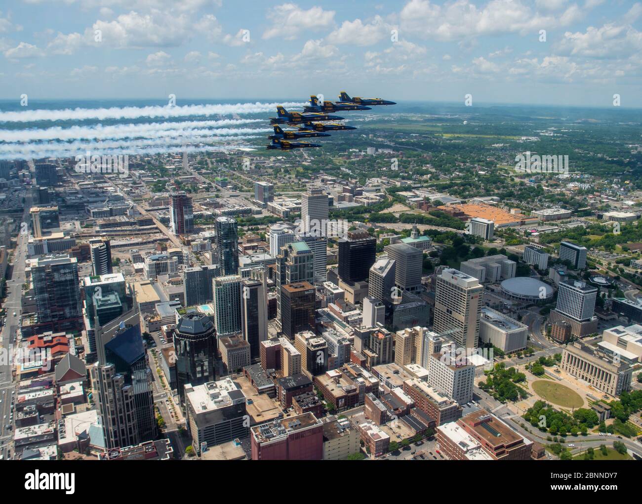 Nashville, Stati Uniti. 14 Marzo 2020. Lo Squadrone di dimostrazione della Marina degli Stati Uniti, gli Angeli Blu, volano in formazione sopra il centro di Nashville, durante il volo forte dell'America 14 maggio 2020 a Nashville, Tennessee. America strong è un saluto della Marina e dell'Aeronautica militare per riconoscere gli operatori sanitari, i soccorritori e altri membri del personale essenziale in un'esposizione di solidarietà nazionale durante la pandemia di COVID-19. Credito: Cody Hendrix/USA Notizie dal vivo sulla Marina/Alamy Foto Stock