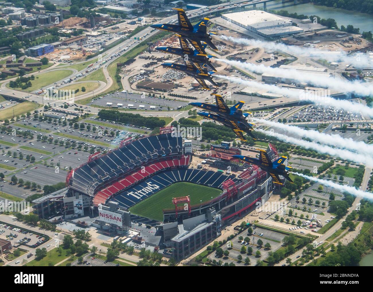 Nashville, Stati Uniti. 14 maggio 2020. Lo Squadrone di dimostrazione della Marina degli Stati Uniti, gli Angeli Blu, volano in formazione sopra il Titans Stadium, durante il flyover americano forte 14 maggio 2020 a Nashville, Tennessee. America strong è un saluto della Marina e dell'Aeronautica militare per riconoscere gli operatori sanitari, i soccorritori e altri membri del personale essenziale in un'esposizione di solidarietà nazionale durante la pandemia di COVID-19. Credito: Cody Hendrix/USA Notizie dal vivo sulla Marina/Alamy Foto Stock