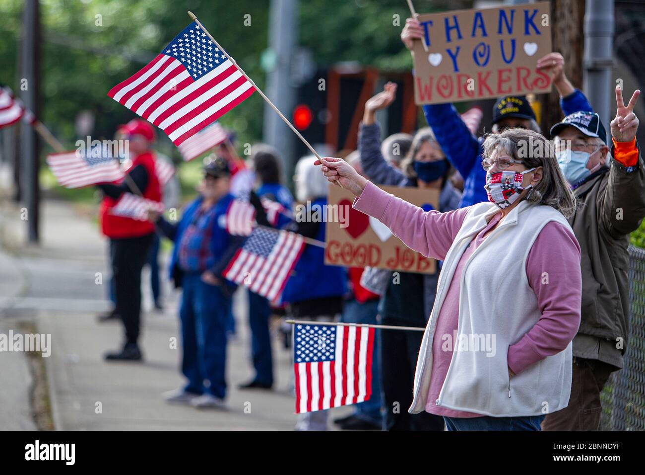 Roseburg, Stati Uniti. 15 maggio 2020. I membri del programma di servizi volontari di assistenza sanitaria dei veterani di Roseburg si riuniscono per dimostrare il loro sostegno ai lavoratori di prima linea che combattono contro la COVID-19, pandemia di coronavirus fuori dall'ospedale il 15 maggio 2020 a Roseburg, Oregon. Credit: T. Parish/DOD/Alamy Live News Foto Stock