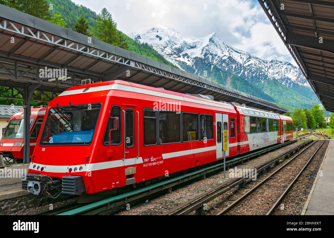 Francia, stazione ferroviaria Chamonix-Mont Blanc, fine maggio, treno espresso del Monte Bianco Foto Stock