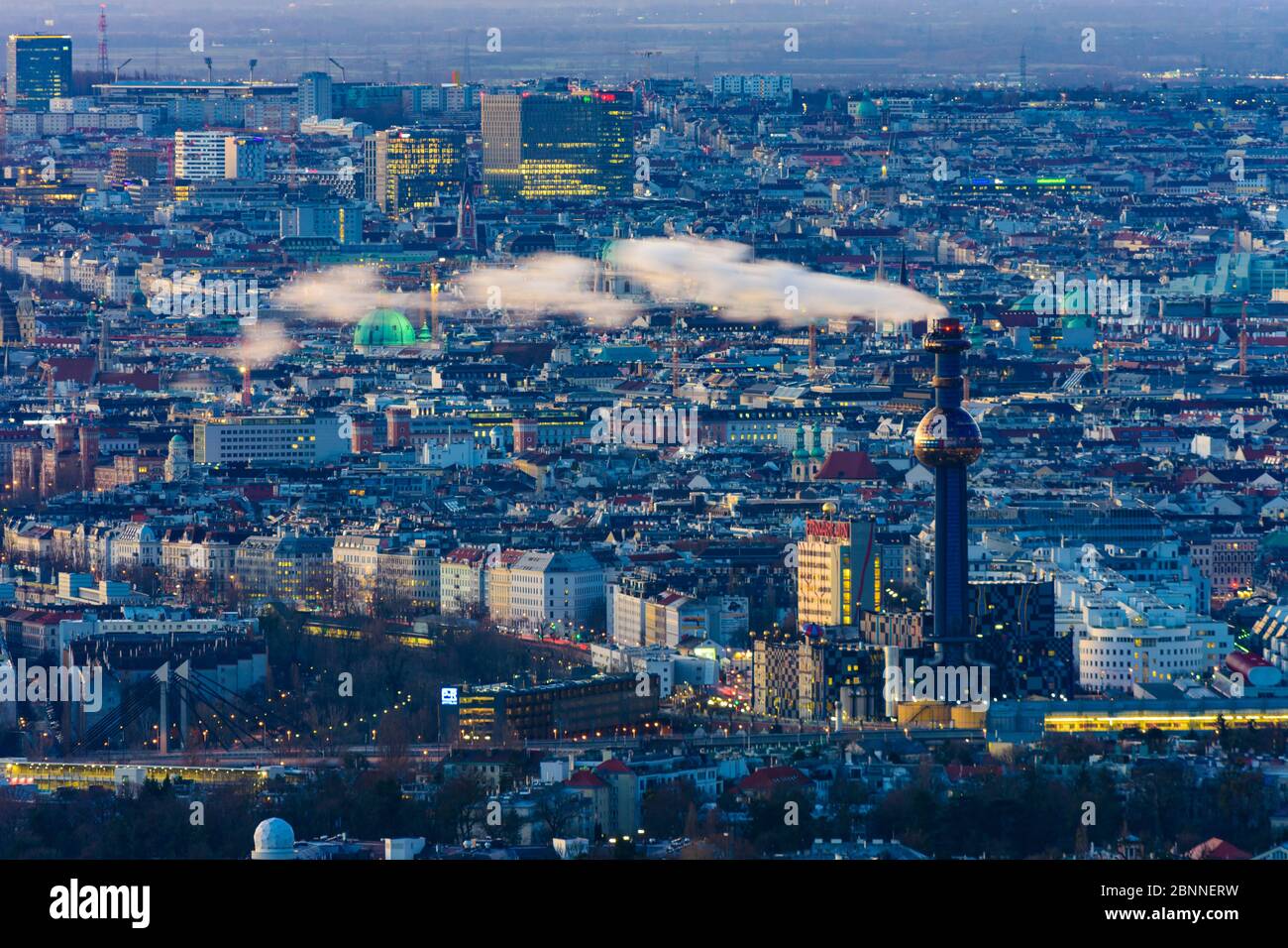 Vienna, Vienna: Impianto di incenerimento dei rifiuti Spittelau in 00. Panoramica, Vienna, Austria Foto Stock