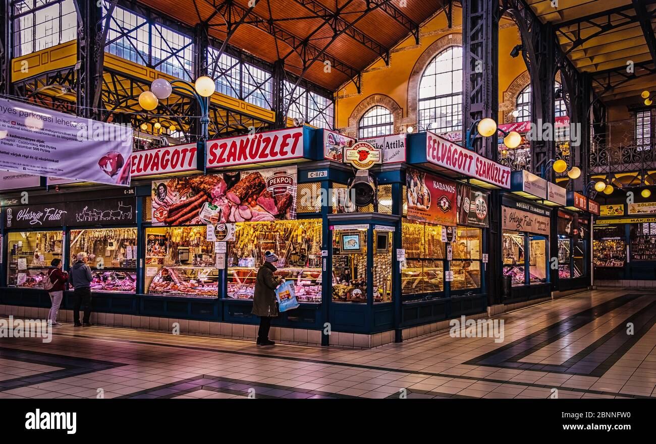 Budapest, Ungheria, marzo 2020, macelleria nel mercato Centrale Foto Stock