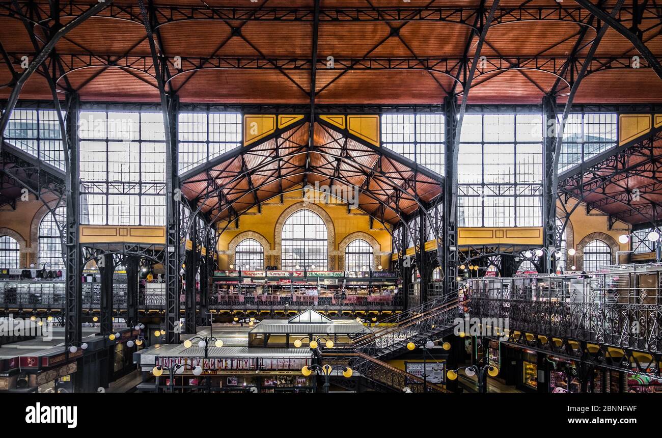 Budapest, Ungheria, marzo 2020, vista interna del mercato Centrale dal primo piano Foto Stock