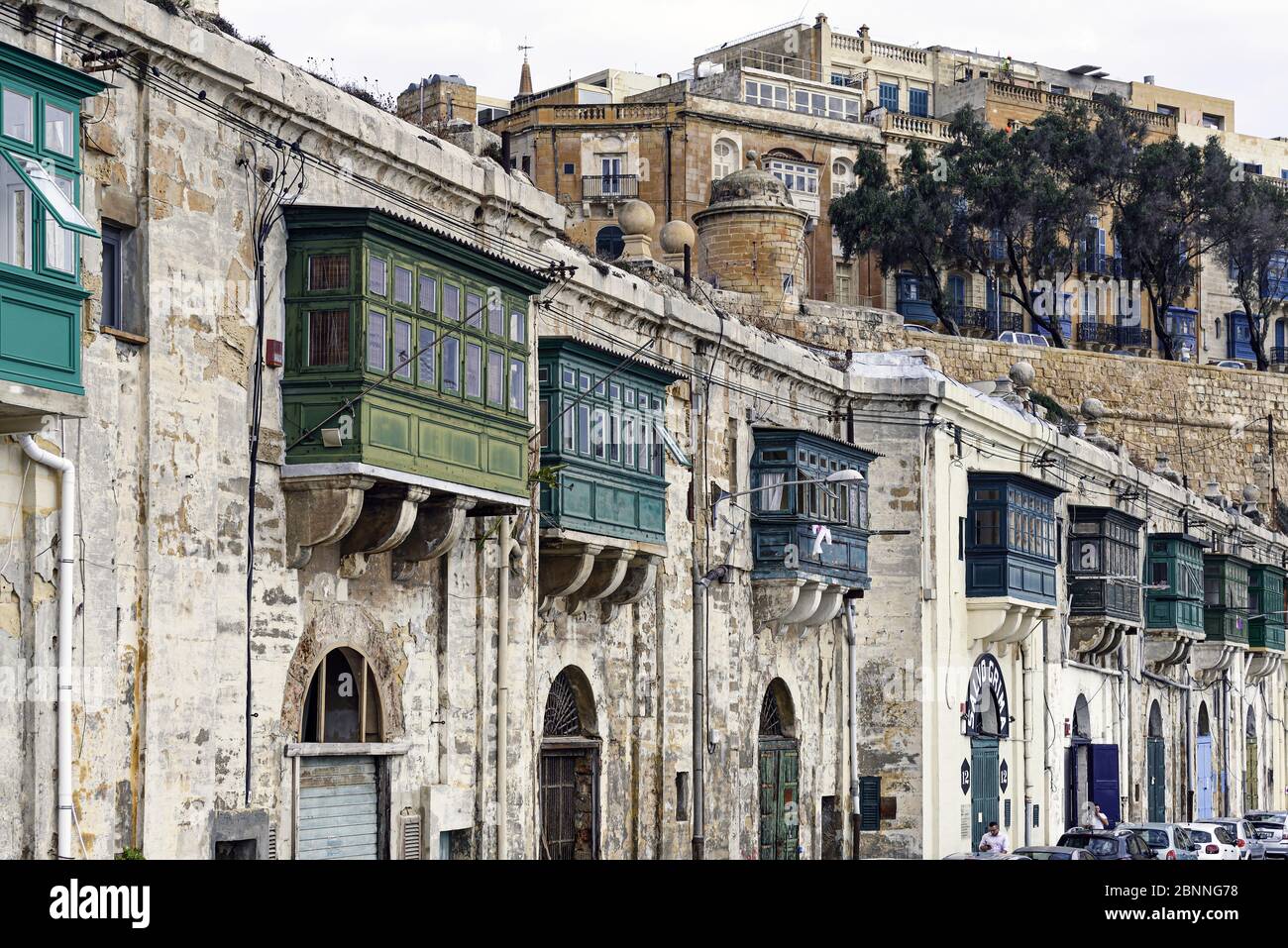 Facciate tipiche di case con balconi colorati vicino al porto di Valletta Foto Stock