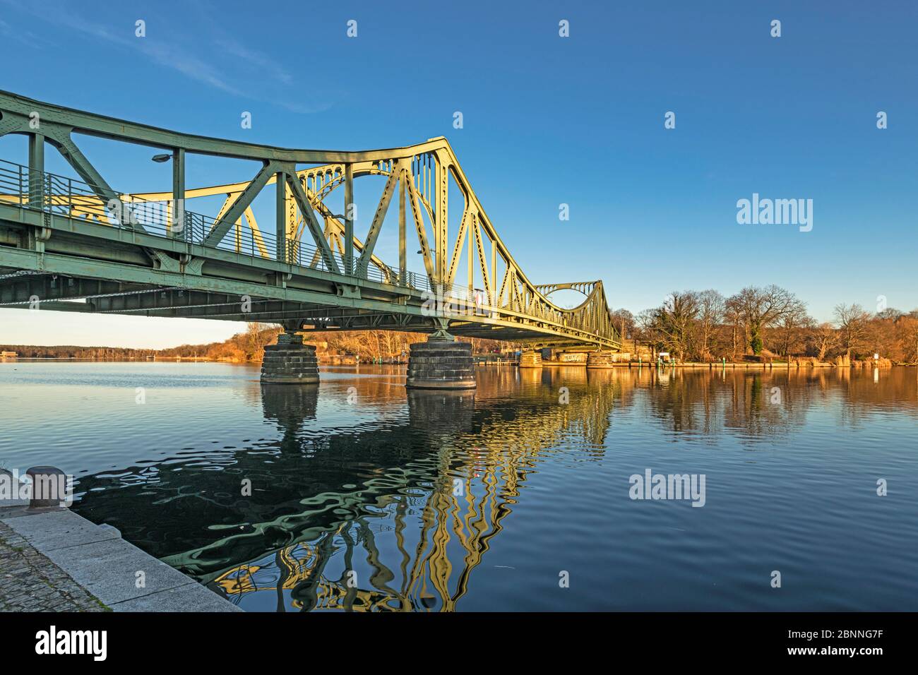 Vista laterale del ponte Glienicke come collegamento da Potsdam a Berlino in inverno al sole serale Foto Stock