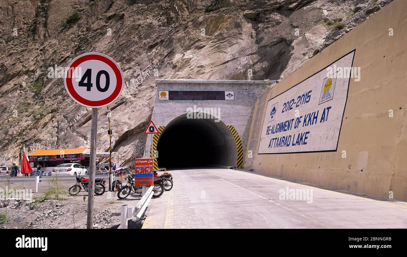 Tunnel molto lungo Attabad Tunnel nelle montagne della Korakoram Highway al Lago Attabad, Hunza, Gilgit Baltistan, Pakistan Foto Stock