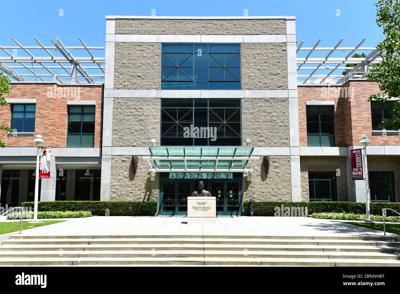 ORANGE, CALIFORNIA - 14 MAGGIO 2020: Ingresso del palazzo Argyros Forum con la statua di Albert Schweitzer nel campus della Chapman University. Foto Stock