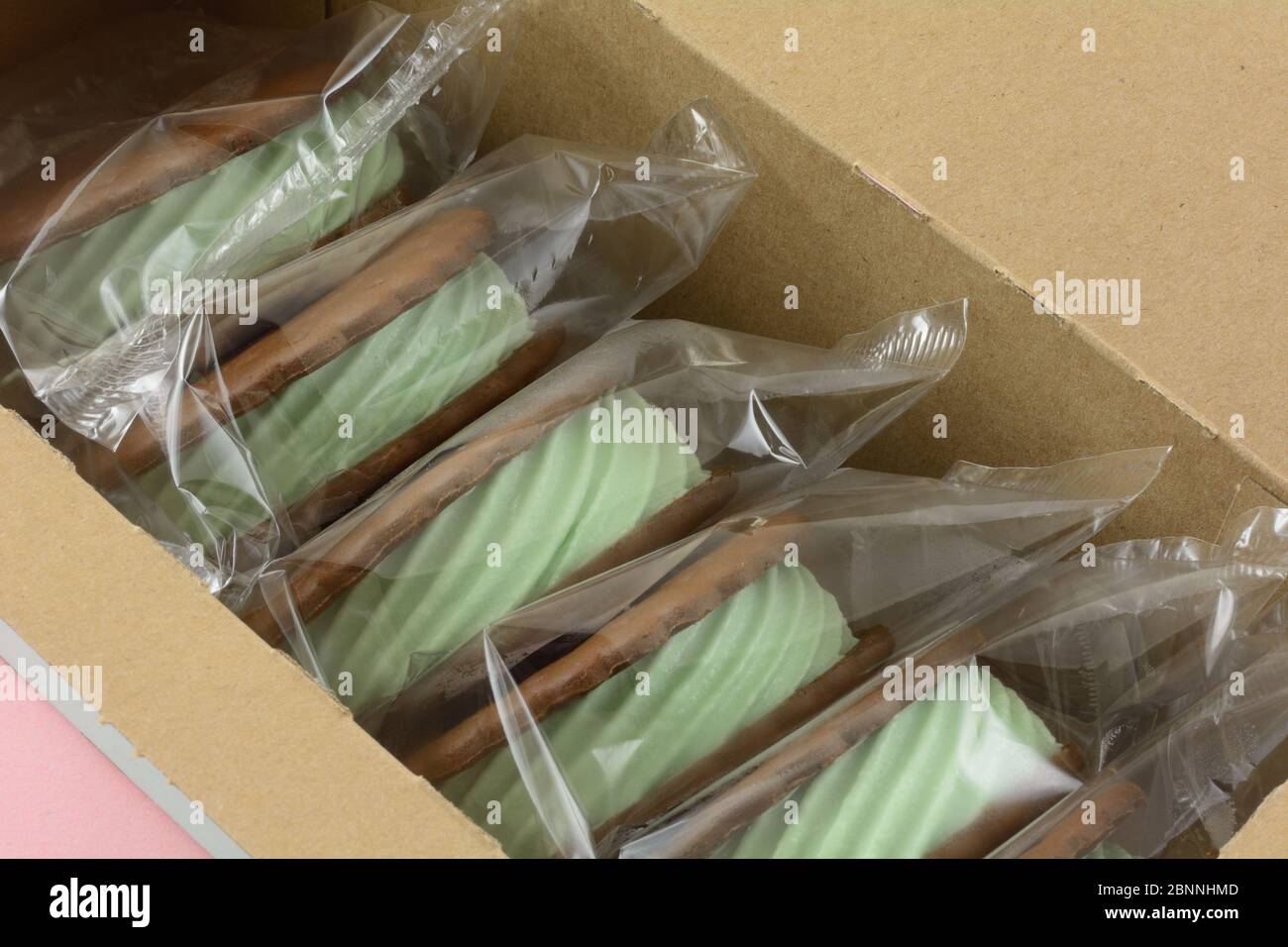 Sandwich con gelato alla menta confezionati singolarmente in plastica in scatola Foto Stock