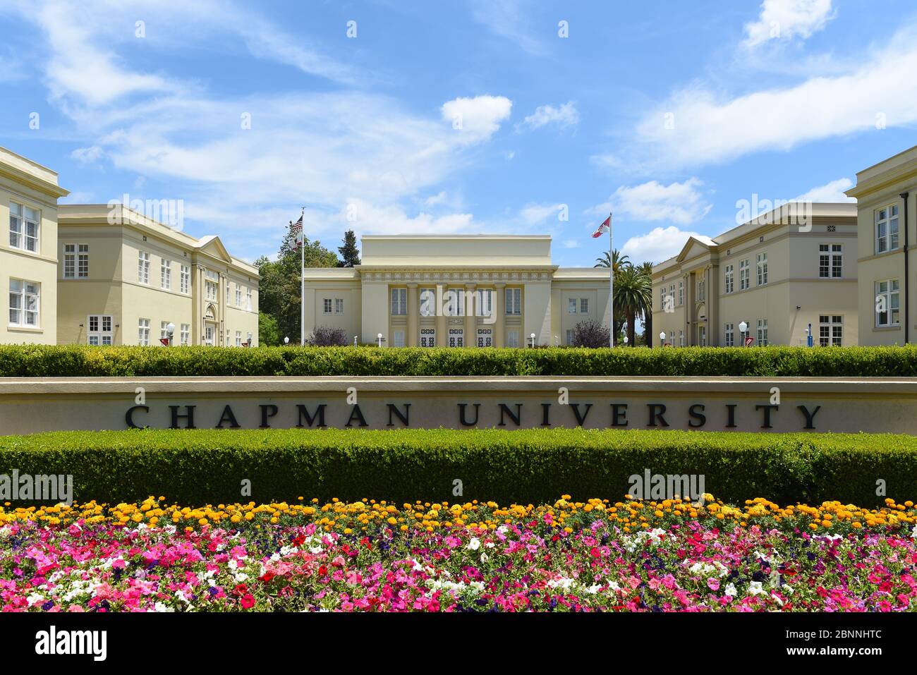 ORANGE, CALIFORNIA - 14 MAGGIO 2020: Insegna Chapman University al Bert Williams Mall con 5 sale universitarie sullo sfondo. Foto Stock