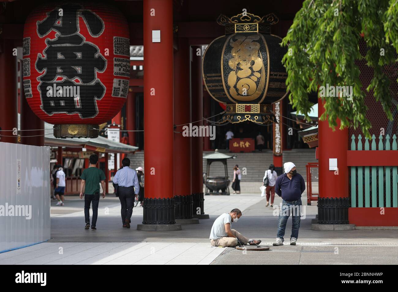 Tokyo, Tokyo, Giappone. 14 maggio 2020. La gente giapponese visita il tempio di Sensoji dopo le vacanze della settimana d'oro in Giappone. I lavoratori stanno ricostruendo le comunicazioni. Credit: Marina Takimoto/ZUMA Wire/ZUMAPRESS.com/Alamy Live News Foto Stock