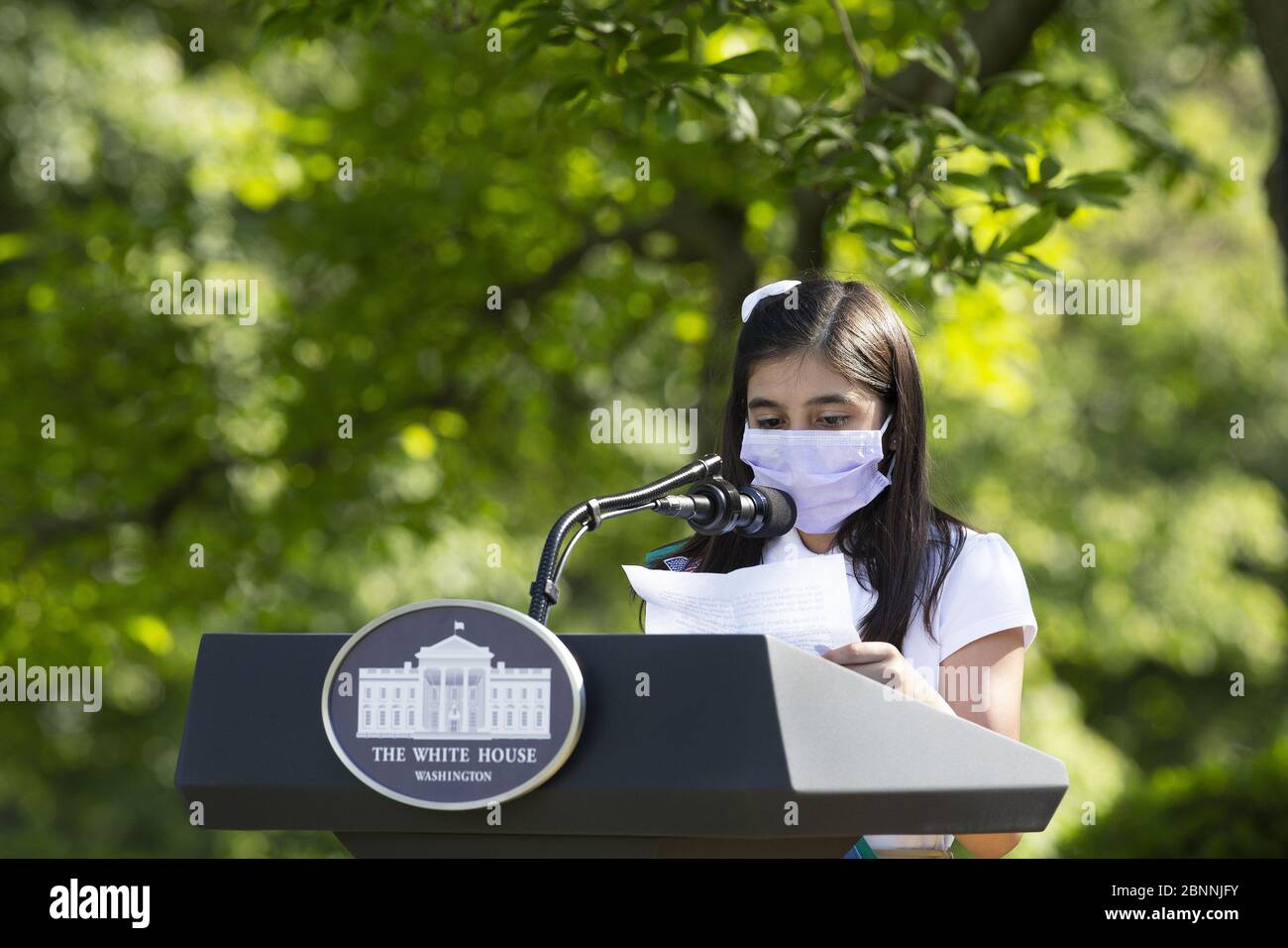 Washington, Stati Uniti. 15 maggio 2020. Laila Khan, della Troop Girl Scout 744, ha espresso le sue osservazioni durante una cerimonia di riconoscimento presidenziale sul lavoro duro, l'eroismo e la speranza con il presidente degli Stati Uniti Donald J. Trump nel Rose Garden della Casa Bianca a Washington, DC, Stati Uniti venerdì 15 maggio 2020. Foto di Stefani Reynolds/UPI Credit: UPI/Alamy Live News Foto Stock