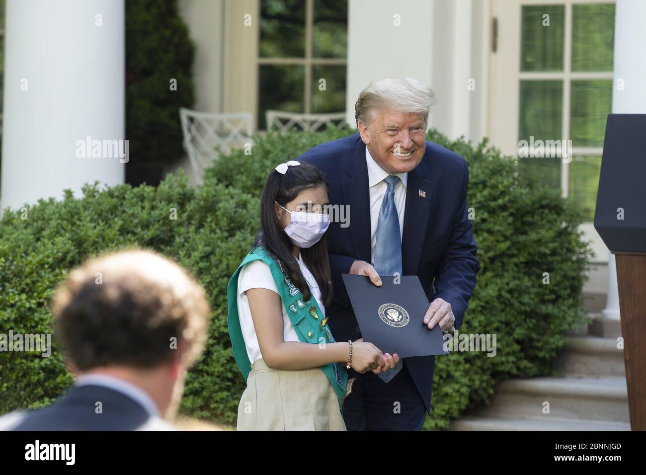 Washington, Stati Uniti. 15 maggio 2020. Il presidente Donald J. Trump si pone per una foto con Laila Khan, della Troop Girl Scout 744, mentre le presenta una lettera di riconoscimento durante una cerimonia di riconoscimento presidenziale sul lavoro duro, eroismo, E la speranza nel Rose Garden della Casa Bianca a Washington, DC, Stati Uniti il Venerdì, 15 maggio 2020. Foto di Stefani Reynolds/UPI Credit: UPI/Alamy Live News Foto Stock