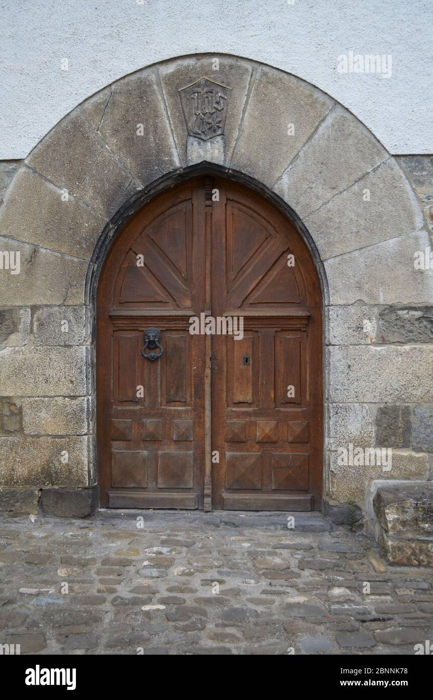 Uztarroz, un piccolo villaggio di montagna nella valle di Roncal (Navarra, Pirenei occidentali) Foto Stock