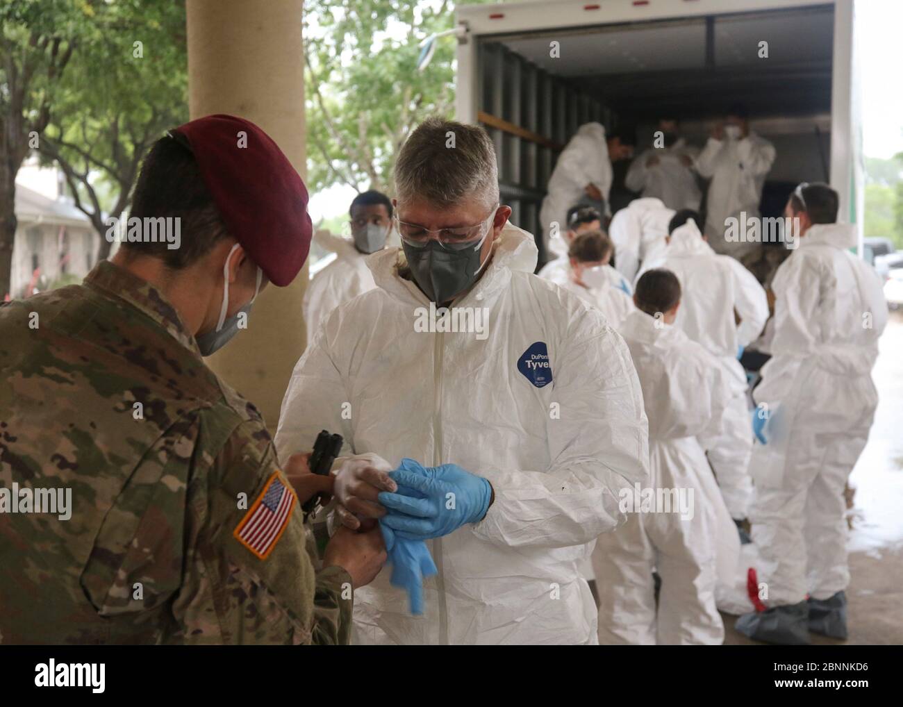 I soldati della Guardia Nazionale del Texas si preparano a disinfettare il Centro di Infermierazione e Riabilitazione di West Oaks per fermare la diffusione del COVID-19, coronavirus 12 maggio 2020 ad Austin, Texas. Foto Stock