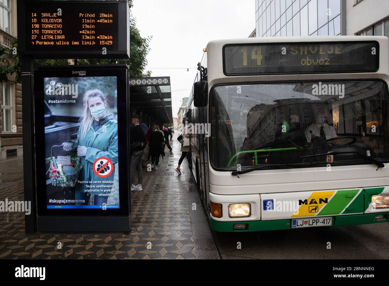 Lubiana, Slovenia. 15 maggio 2020. La gente aspetta alla fermata dell'autobus a Lubiana, Slovenia, 15 maggio 2020. Il governo sloveno ha formalmente posto fine all'epidemia di COVID-19 a casa giovedì, con la maggior parte delle misure sanitarie pubbliche correlate ancora in vigore. Credit: Peng Lijun/Xinhua/Alamy Live News Foto Stock