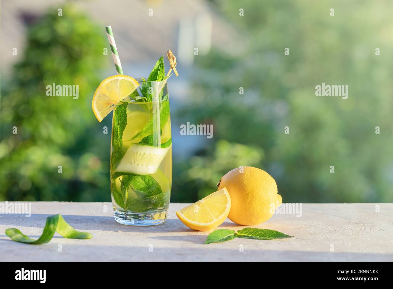 Concetto estivo. Cocktail di limonata o mojito con limone, cetriolo e menta, bevanda rinfrescante fresca o bevanda, all'aperto. Disintossicare l'acqua fredda con ghiaccio e. Foto Stock