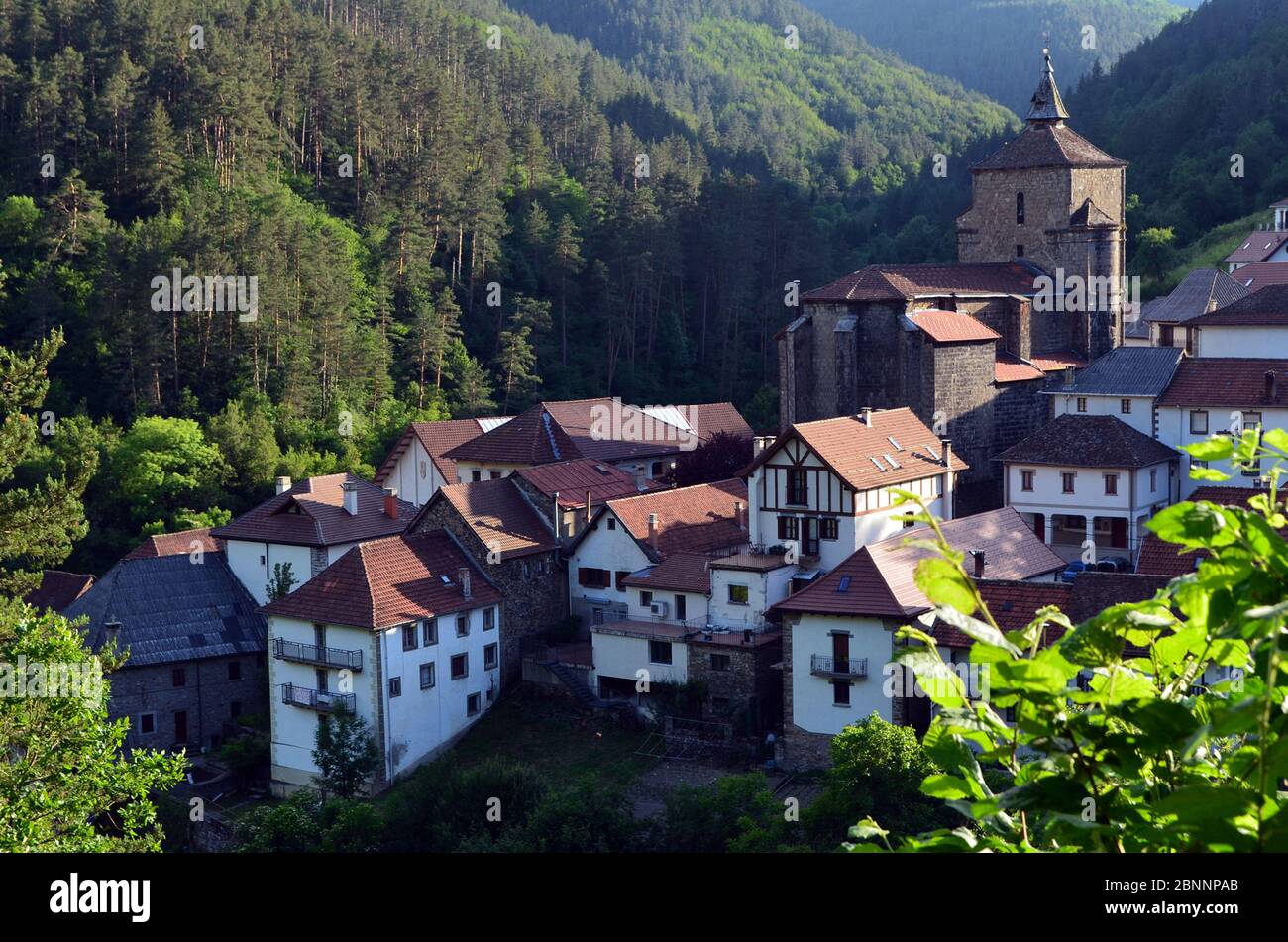 Uztarroz, un piccolo villaggio di montagna nella valle di Roncal (Navarra, Pirenei occidentali) Foto Stock