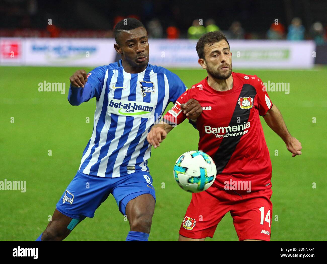 Berlino, Germania - 20 settembre 2017: Salomon Kalou di Hertha BSC Berlino (L) combatte per una palla con Admir Mehmedi di Bayer 04 Leverkusen durante la loro partita tedesca della Bundesliga all'Olympiastadion Berlino Foto Stock