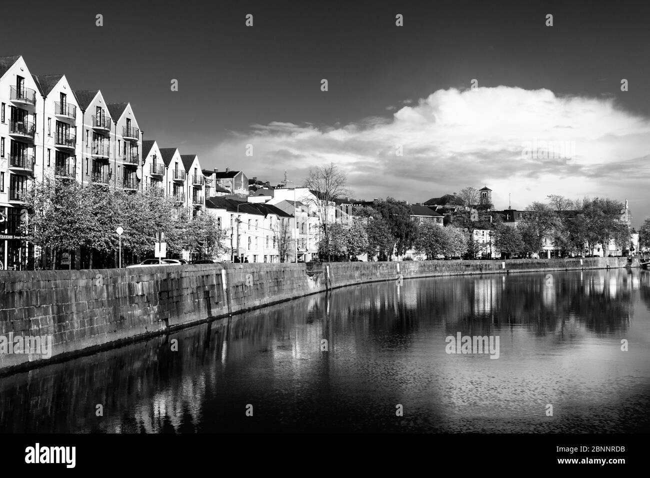 Pope's Quay sul fiume Lee, Cork City, County Cork, Munster, Irlanda, Europa Foto Stock
