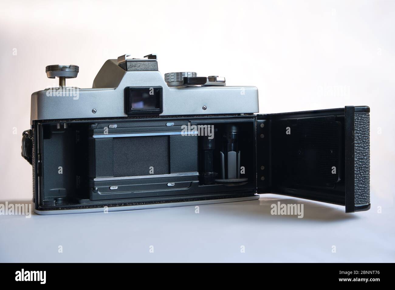 Minolta SR-T 101 telecamera analogica da 35 mm vintage, lanciata nel 1966. Vista posteriore. Foto Stock