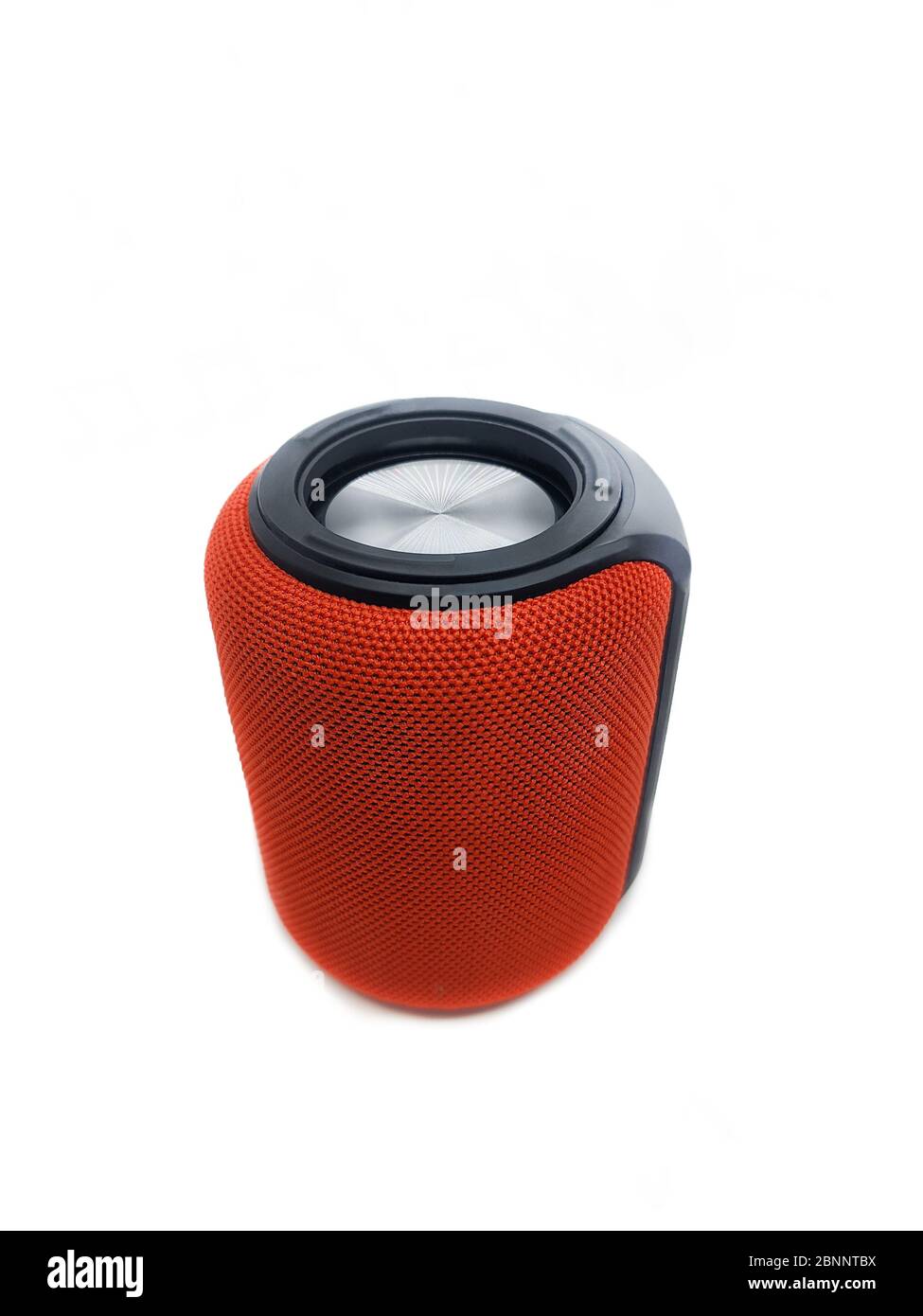 Altoparlante bluetooth rosso mini isolato su sfondo bianco. Foto Stock
