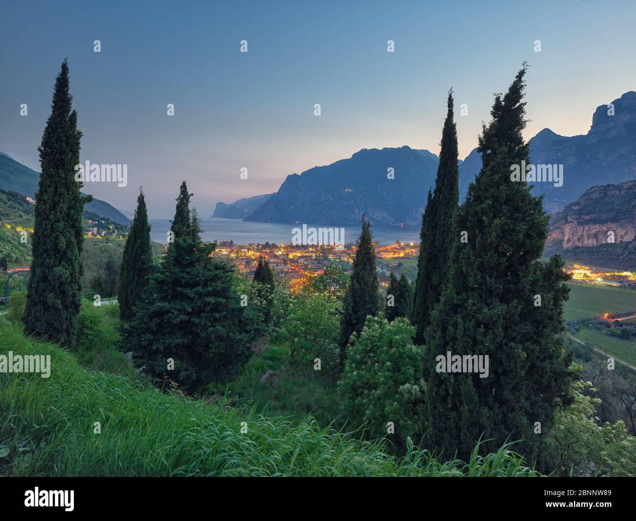 Lago, vista lago, cipresso, prato, piantagioni, montagne, Mediterraneo Foto Stock