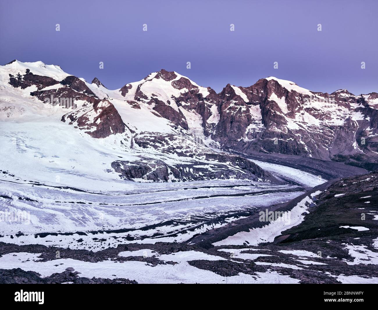 Neve, ghiaccio, ghiacciai, montagne, vette, cielo, alba, pietre, estate Foto Stock