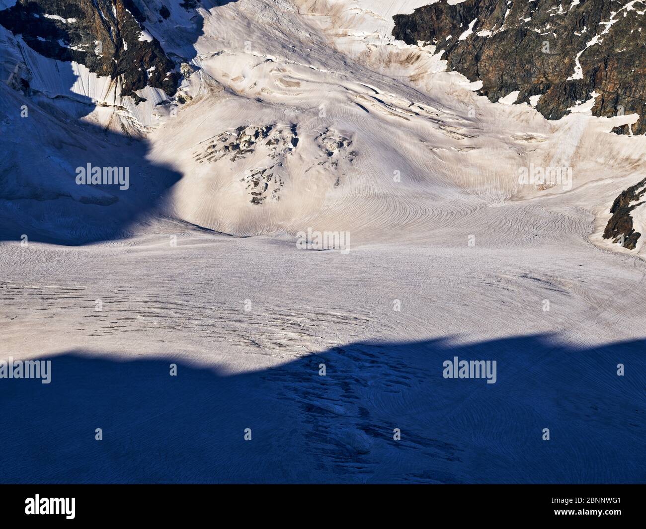 Neve, ghiaccio, ghiacciai, montagne, umore del mattino, pietre, estate Foto Stock