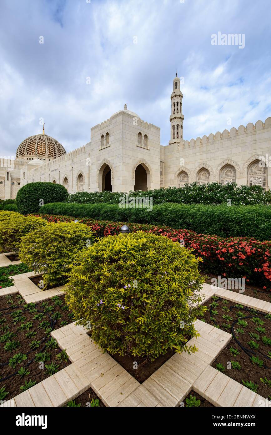 Moschea, casa di preghiera, cupola, minareto, parco, giardino, parco, arbusti, nuvole, marmo, affreschi, esterno Foto Stock