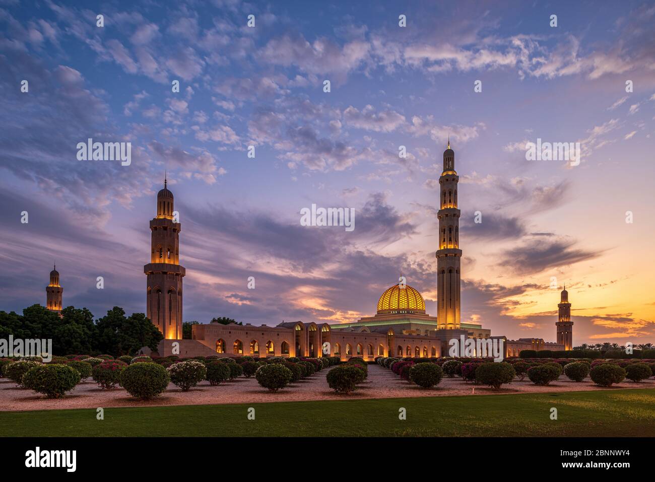 Moschea, casa di preghiera, cupola, minareto, parco, giardino, crepuscolo, illuminazione, cielo serale, nuvole, paesaggio nuvoloso, alberi Foto Stock