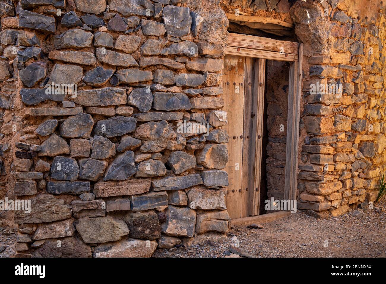 Muratura, casa in pietra, porta, luce solare Foto Stock