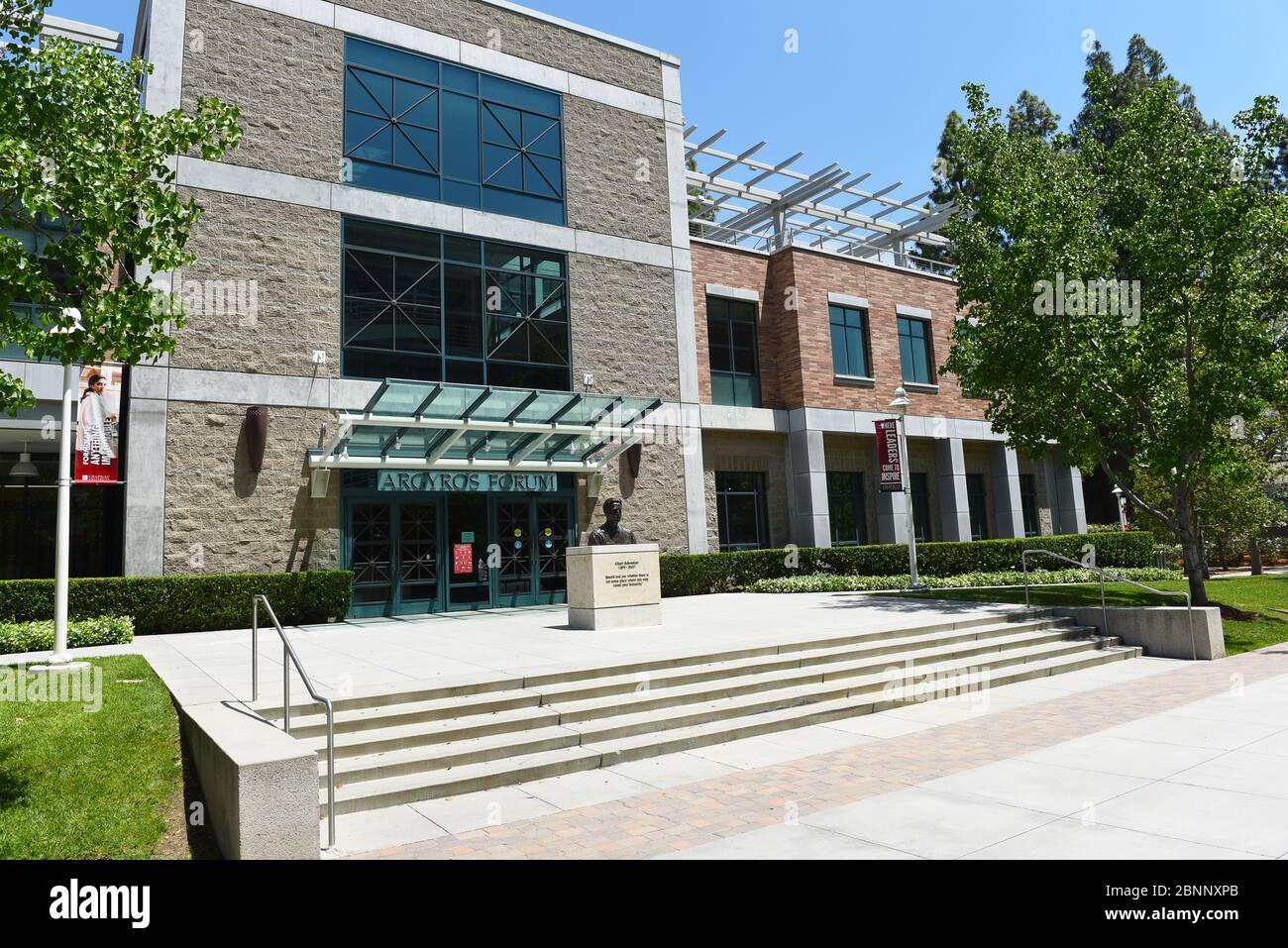 ORANGE, CALIFORNIA - 14 MAGGIO 2020: Ingresso al Forum Argyros con la statua di Albert Schweitzer nel campus della Chapman University. Foto Stock