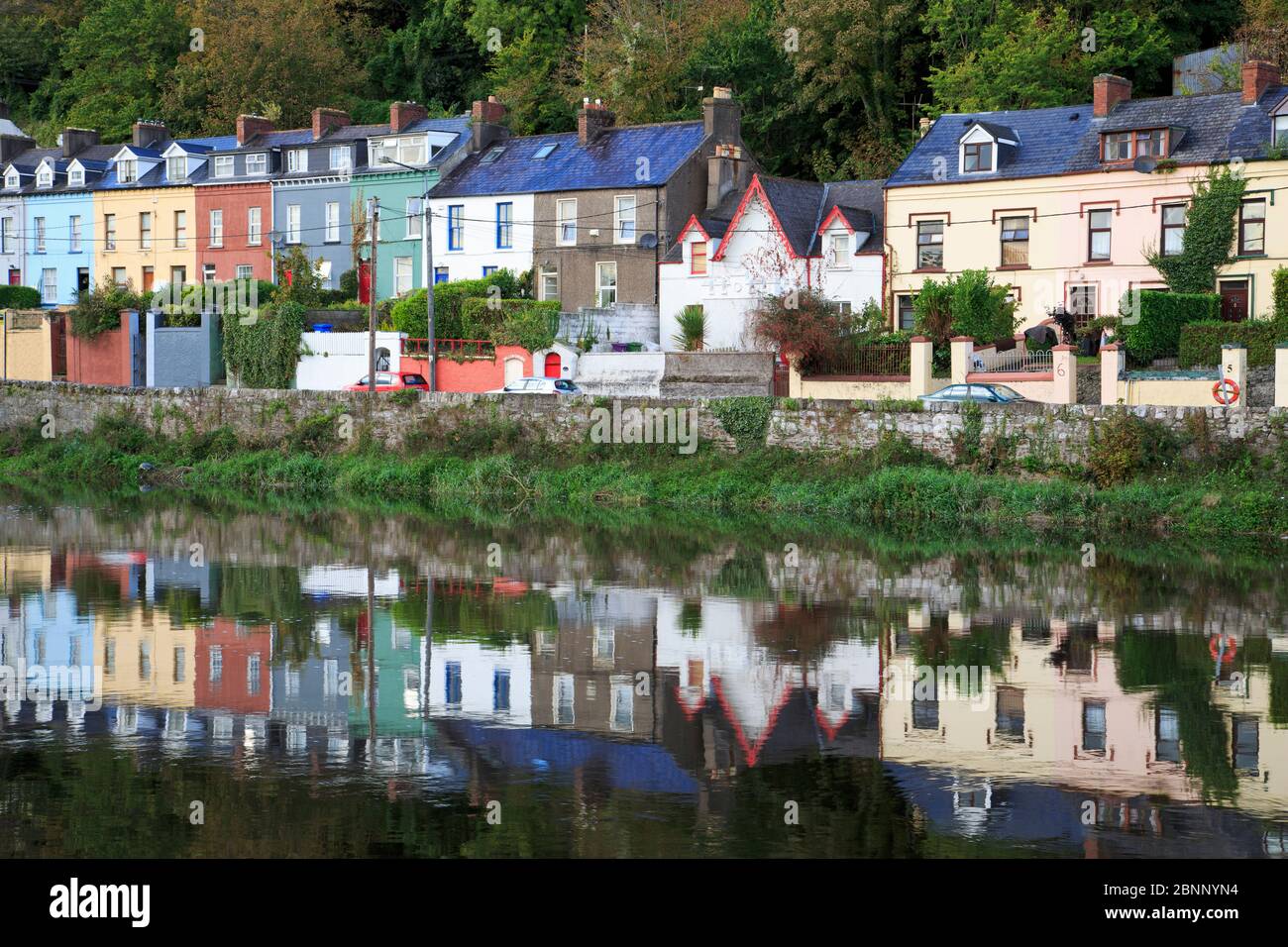 Riflessione di case sul fiume Lee, Mardyke, Cork City, County Cork, Munster, Irlanda, Europa Foto Stock